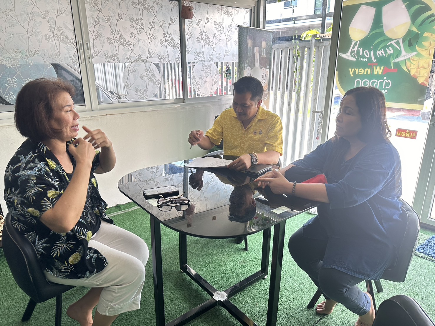 พช.หนองคาย ลงพื้นที่ติดตามกลุ่มทอผ้า เพื่อเข้าร่วมการประกวดผ้าลายพระราชทาน “ผ้าลายสิริวชิราภรณ์” อ.โพธิ์ตาก