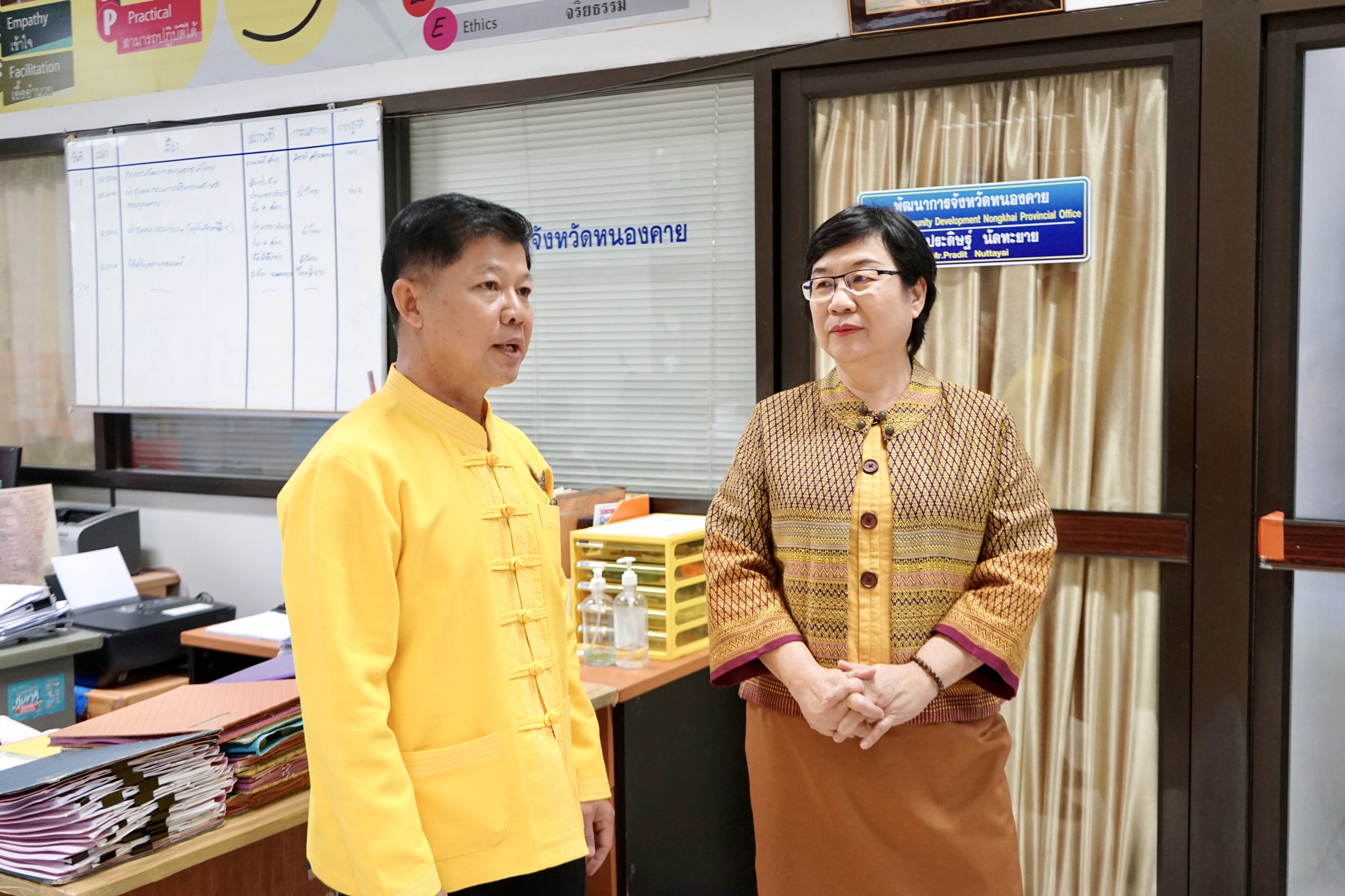 หัวหน้าผู้ตรวจราชการกรมการพัฒนาชุมชน(นางทัศนีย์ ชัยคุณแสง) พบปะ ให้กำลังใจ เจ้าหน้าที่พัฒนาชุมชน สำนักงานพัฒนาชุมชนจังหวัดหนองคาย ในโอกาสลงพื้นที่เพื่อตรวจติดตามฯ