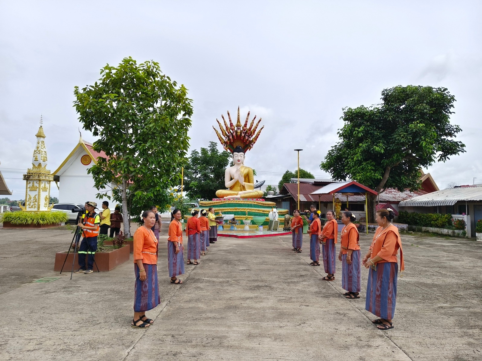 พช.หนองคาย ร่วมต้อนรับผู้ตรวจราชการสำนักนายกรัฐมนตรี เขตตรวจราชการที่ 10 พร้อมคณะ ลงพื้นที่ตรวจติดตาม การขับเคลื่อนนโยบาย Soft Power แหล่งท่องเที่ยวชุมชนบ้านเดื่อ