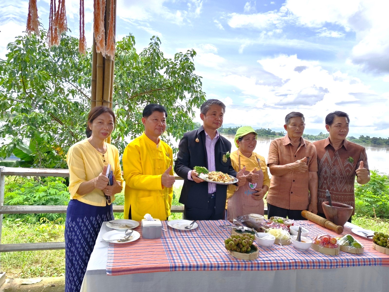 พช.หนองคาย ร่วมต้อนรับผู้ตรวจราชการสำนักนายกรัฐมนตรี เขตตรวจราชการที่ 10 พร้อมคณะ ลงพื้นที่ตรวจติดตาม การขับเคลื่อนนโยบาย Soft Power แหล่งท่องเที่ยวชุมชนบ้านเดื่อ