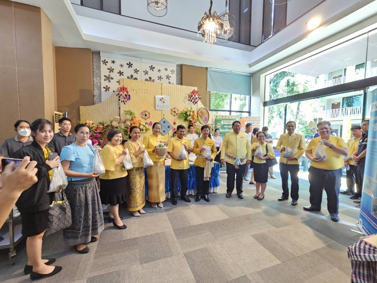 จังหวัดหนองคาย มุ่งพัฒนาคุณภาพชีวิตประชาชนให้พ้นจากความยากจน จัดมหกรรมความสำเร็จการขจัดความยากจนและพัฒนาคนทุกช่วงวัยอย่างยั่งยืน ตามหลักปรัชญาของเศรษฐกิจพอเพียง