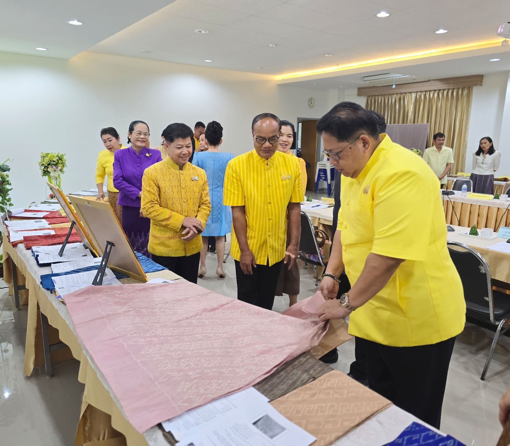 จ.หนองคาย จัดประกวดผ้าลายพระราชทาน “ผ้าลายสิริวชิราภรณ์” และงานหัตถกรรม ระดับจังหวัด ประจำปี 2567 เพื่อสืบสาน รักษา ต่อยอด งานหัตถกรรมและหัตถศิลป์ผ้าถิ่นไทย