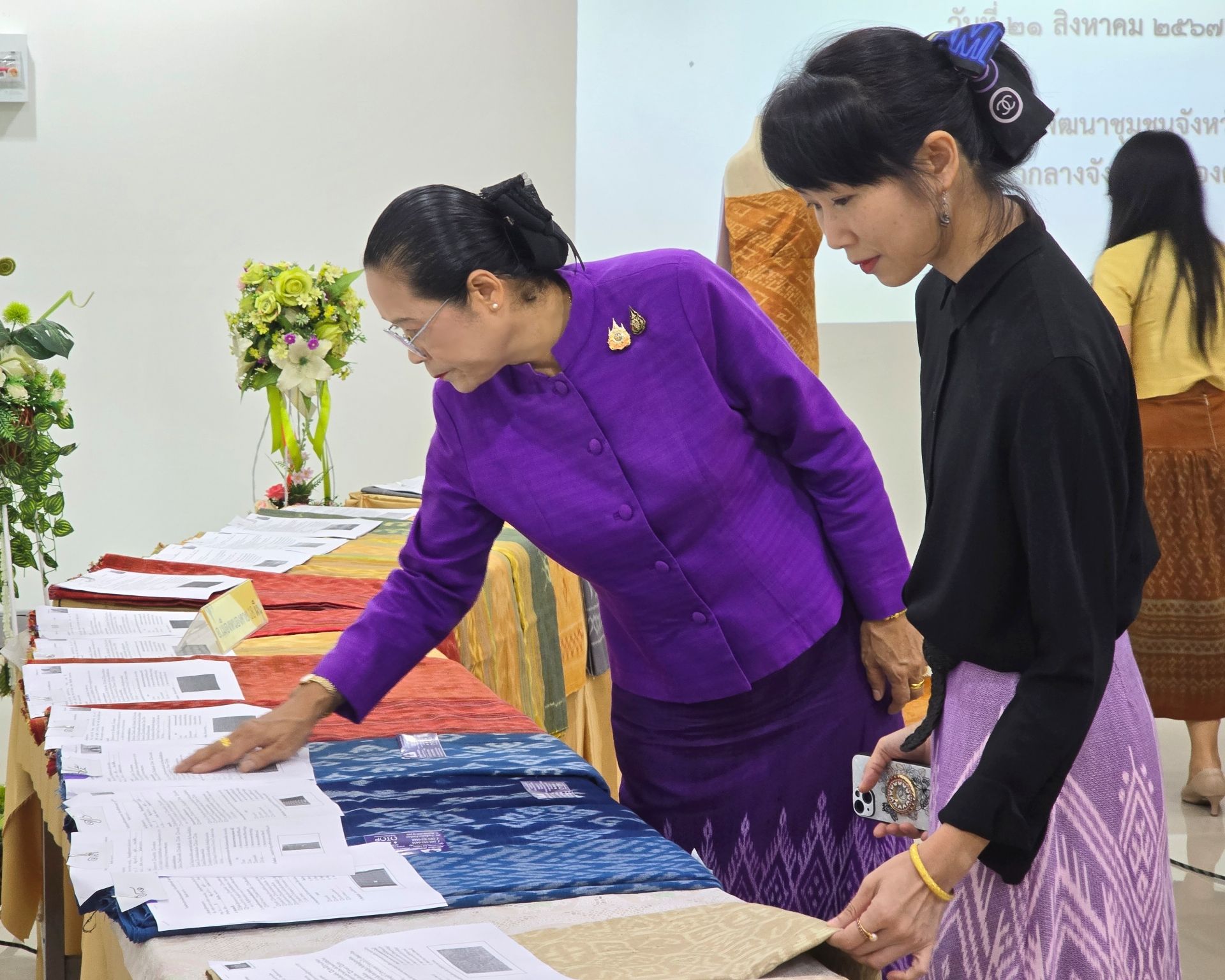 จ.หนองคาย จัดประกวดผ้าลายพระราชทาน “ผ้าลายสิริวชิราภรณ์” และงานหัตถกรรม ระดับจังหวัด ประจำปี 2567 เพื่อสืบสาน รักษา ต่อยอด งานหัตถกรรมและหัตถศิลป์ผ้าถิ่นไทย