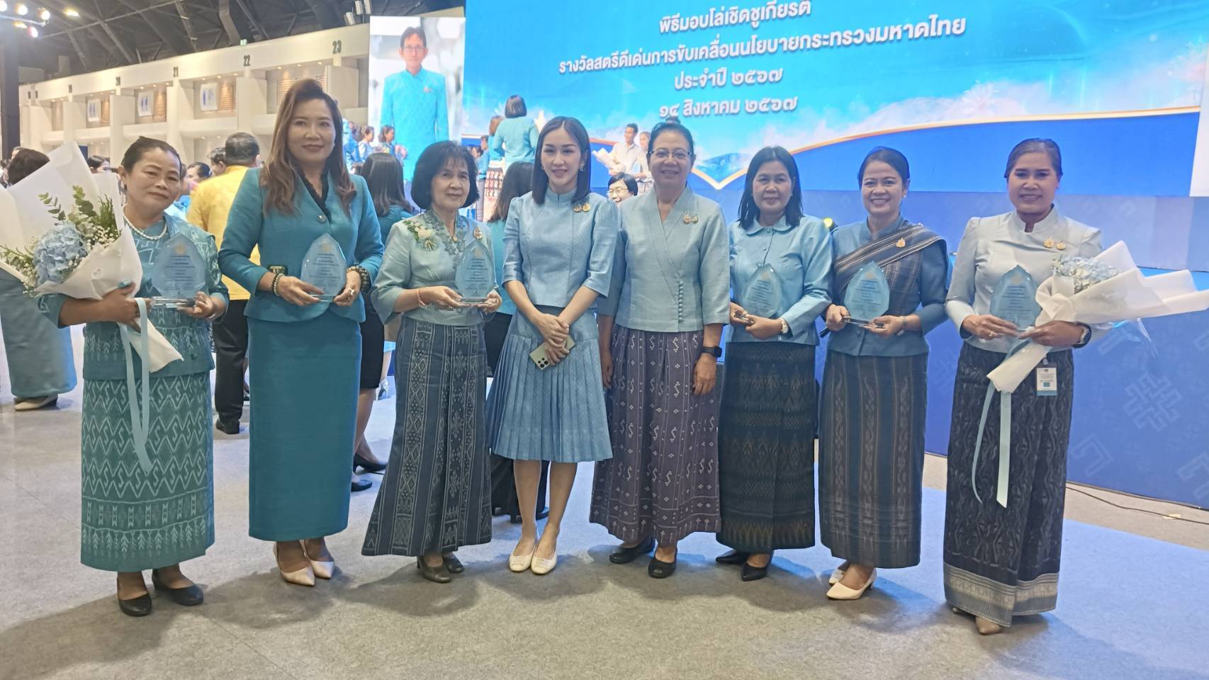 พช.หนองคาย ร่วมกิจกรรมเชิดชูเกียรติสตรีดีเด่นการขับเคลื่อนนโยบายกระทรวงมหาดไทย ประจำปี 2567