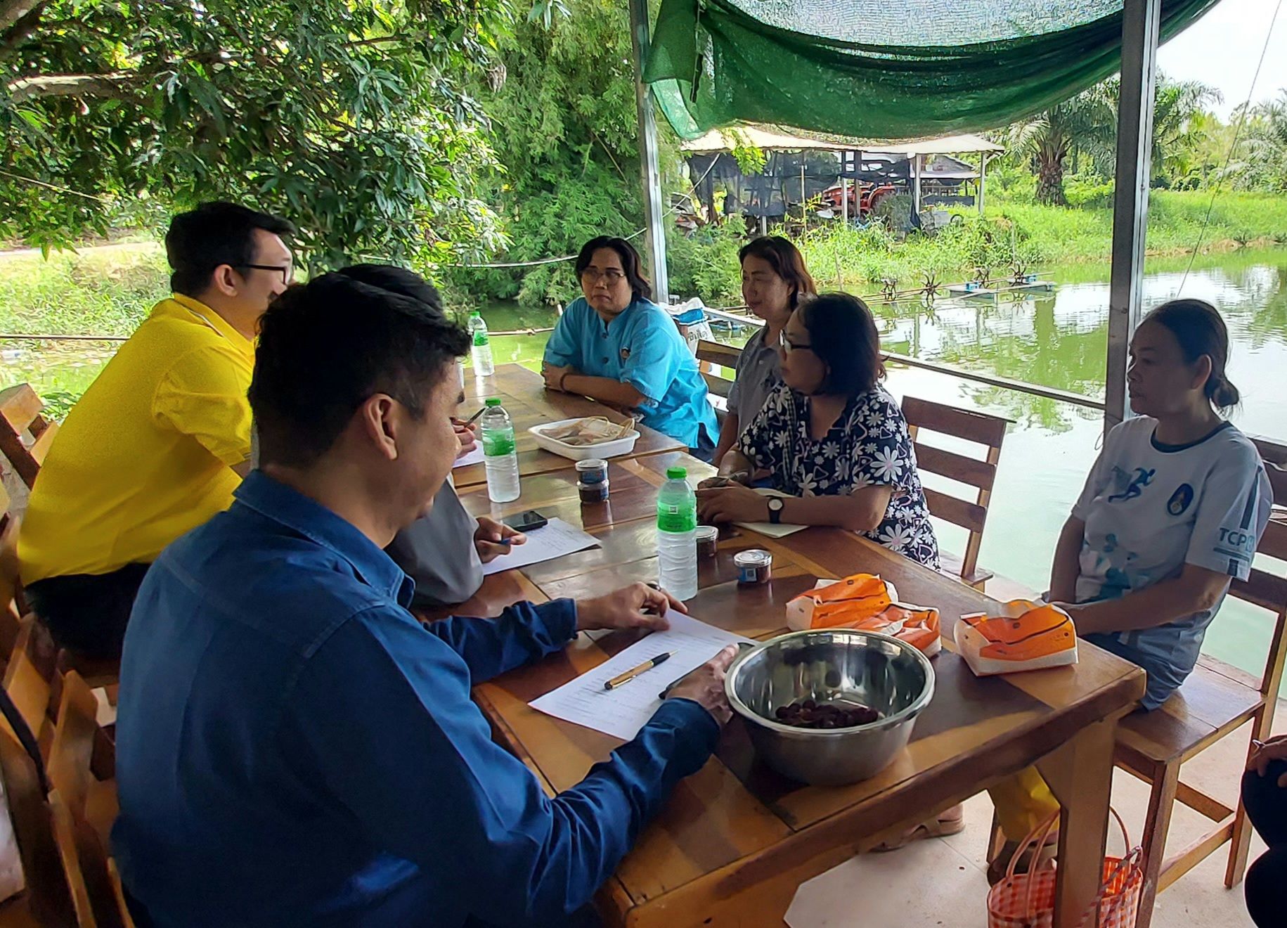 พช.หนองคาย ลงพื้นที่ติดตาม สนับสนุนแบบบูรณาการตามโครงการส่งเสริมการสร้างรายได้จากกิจการอาหารปลอดภัย