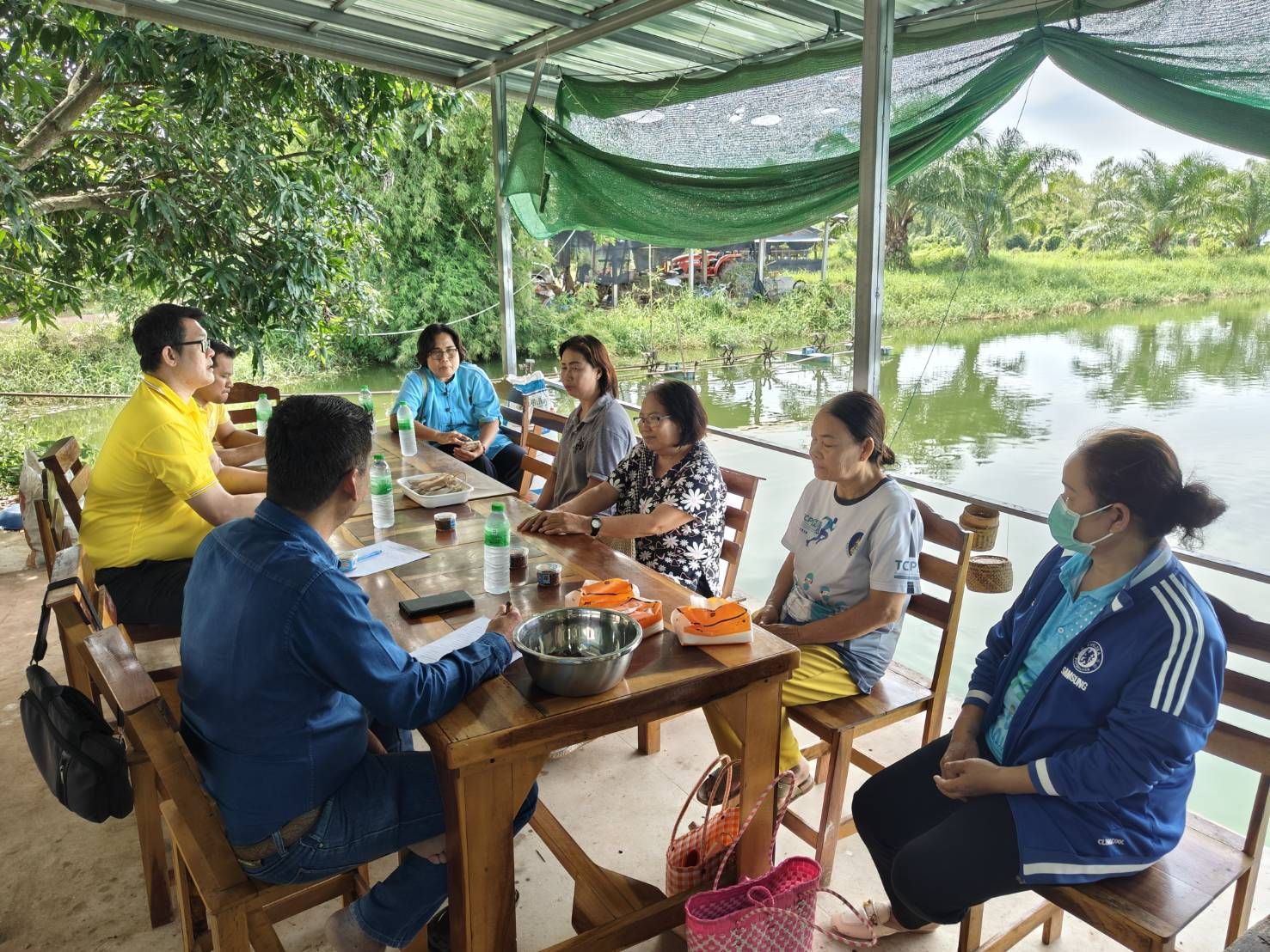 พช.หนองคาย ลงพื้นที่ติดตาม สนับสนุนแบบบูรณาการตามโครงการส่งเสริมการสร้างรายได้จากกิจการอาหารปลอดภัย