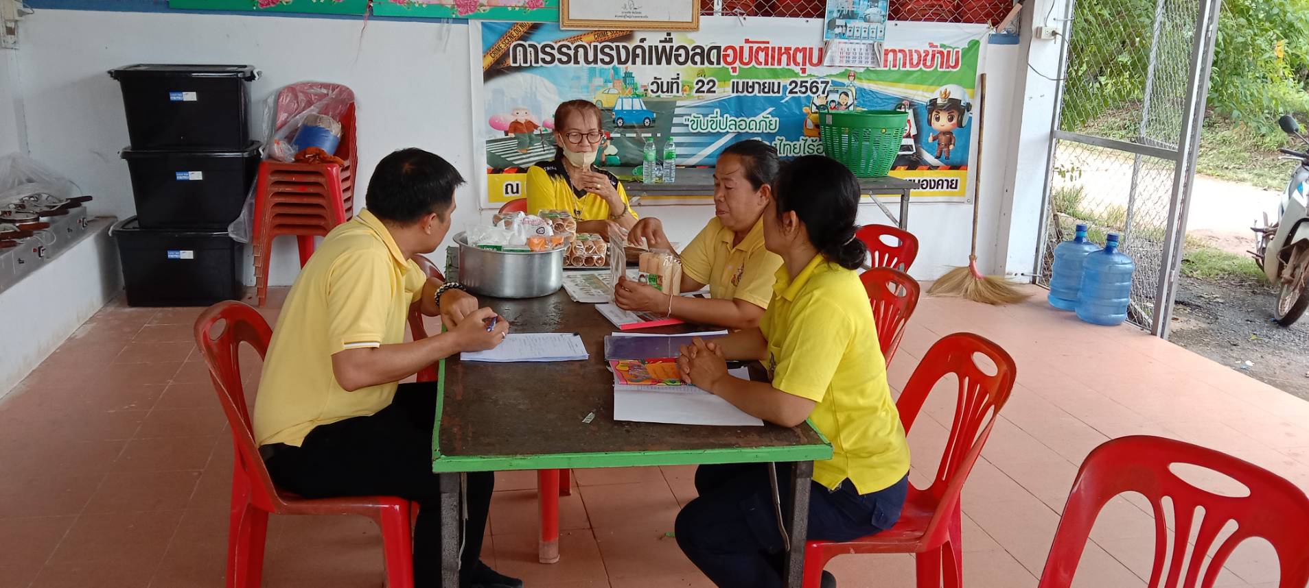 พช.หนองคาย ลงพื้นที่ติดตาม สนับสนุนแบบบูรณาการตามโครงการส่งเสริมการสร้างรายได้จากกิจการอาหารปลอดภัย ประจำปี 2567