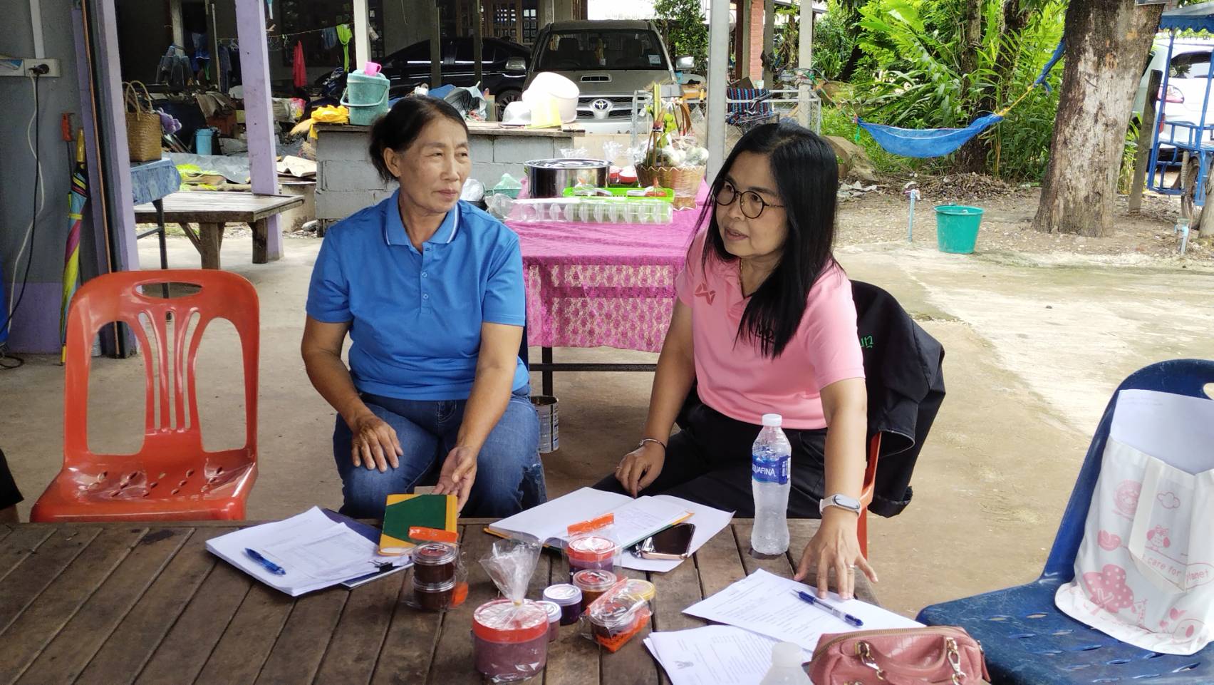 พช.หนองคาย ลงพื้นที่ติดตาม สนับสนุนแบบบูรณาการตามโครงการส่งเสริมการสร้างรายได้จากกิจการอาหารปลอดภัย ประจำปี 2567