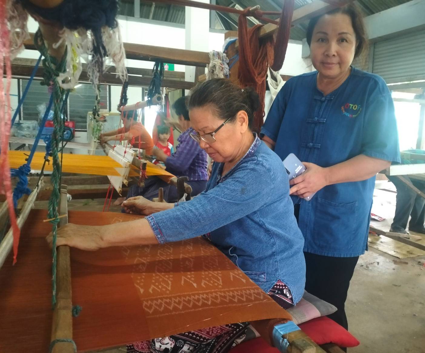 พช.หนองคาย ลงพื้นที่ติดตามความก้าวหน้าการดำเนินงานการรับสมัครกลุ่มทอผ้า และนำผ้าเข้าร่วมประกวดผ้าลายพระราชทาน “ผ้าลายสิริวชิราภรณ์” และงานหัตถกรรม ปี 2567