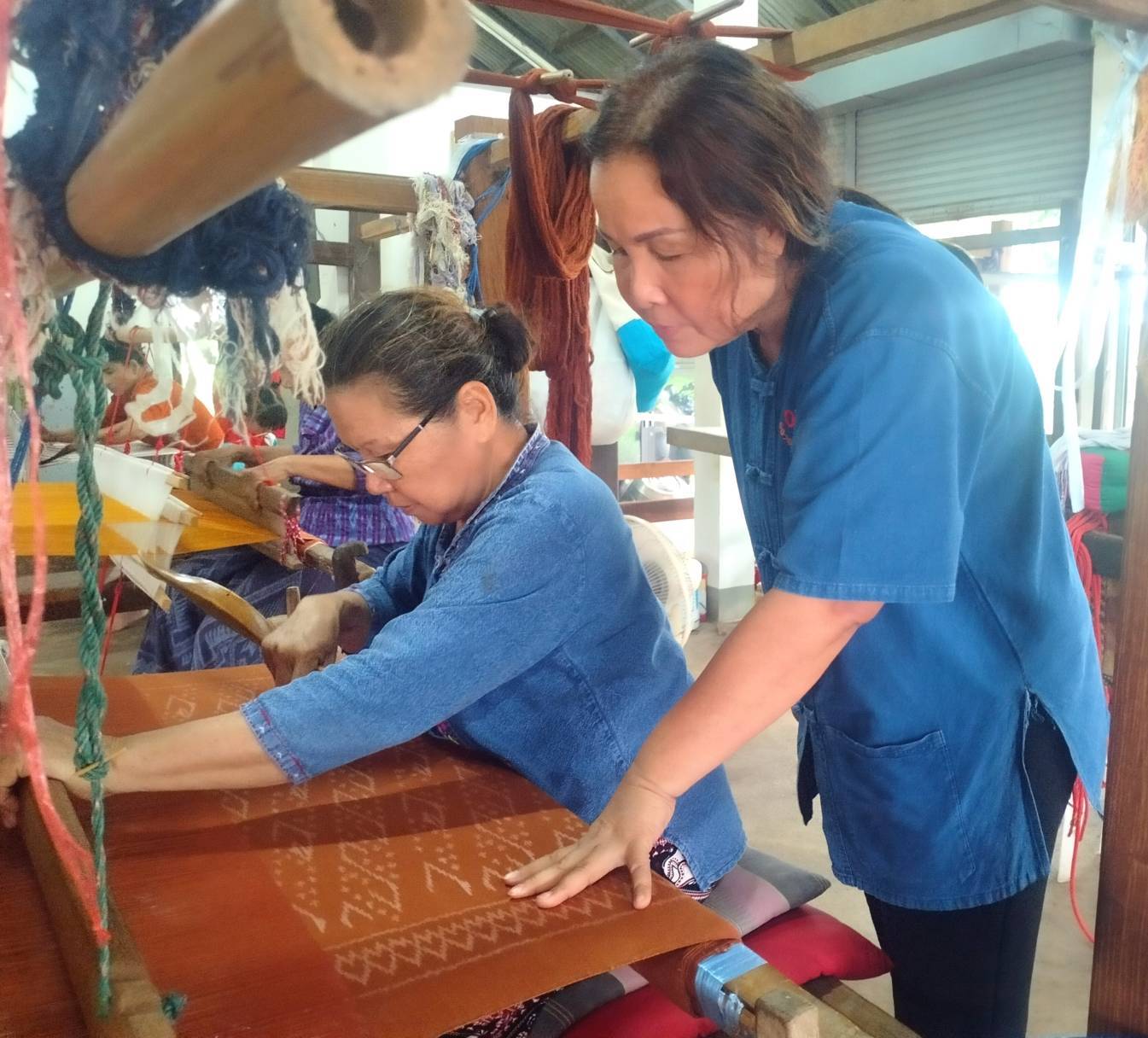 พช.หนองคาย ลงพื้นที่ติดตามความก้าวหน้าการดำเนินงานการรับสมัครกลุ่มทอผ้า และนำผ้าเข้าร่วมประกวดผ้าลายพระราชทาน “ผ้าลายสิริวชิราภรณ์” และงานหัตถกรรม ปี 2567