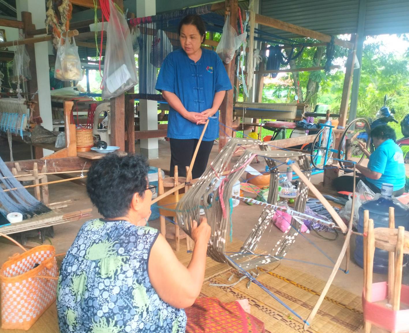 พช.หนองคาย ลงพื้นที่ติดตามความก้าวหน้าการดำเนินงานการรับสมัครกลุ่มทอผ้า และนำผ้าเข้าร่วมประกวดผ้าลายพระราชทาน “ผ้าลายสิริวชิราภรณ์” และงานหัตถกรรม ปี 2567