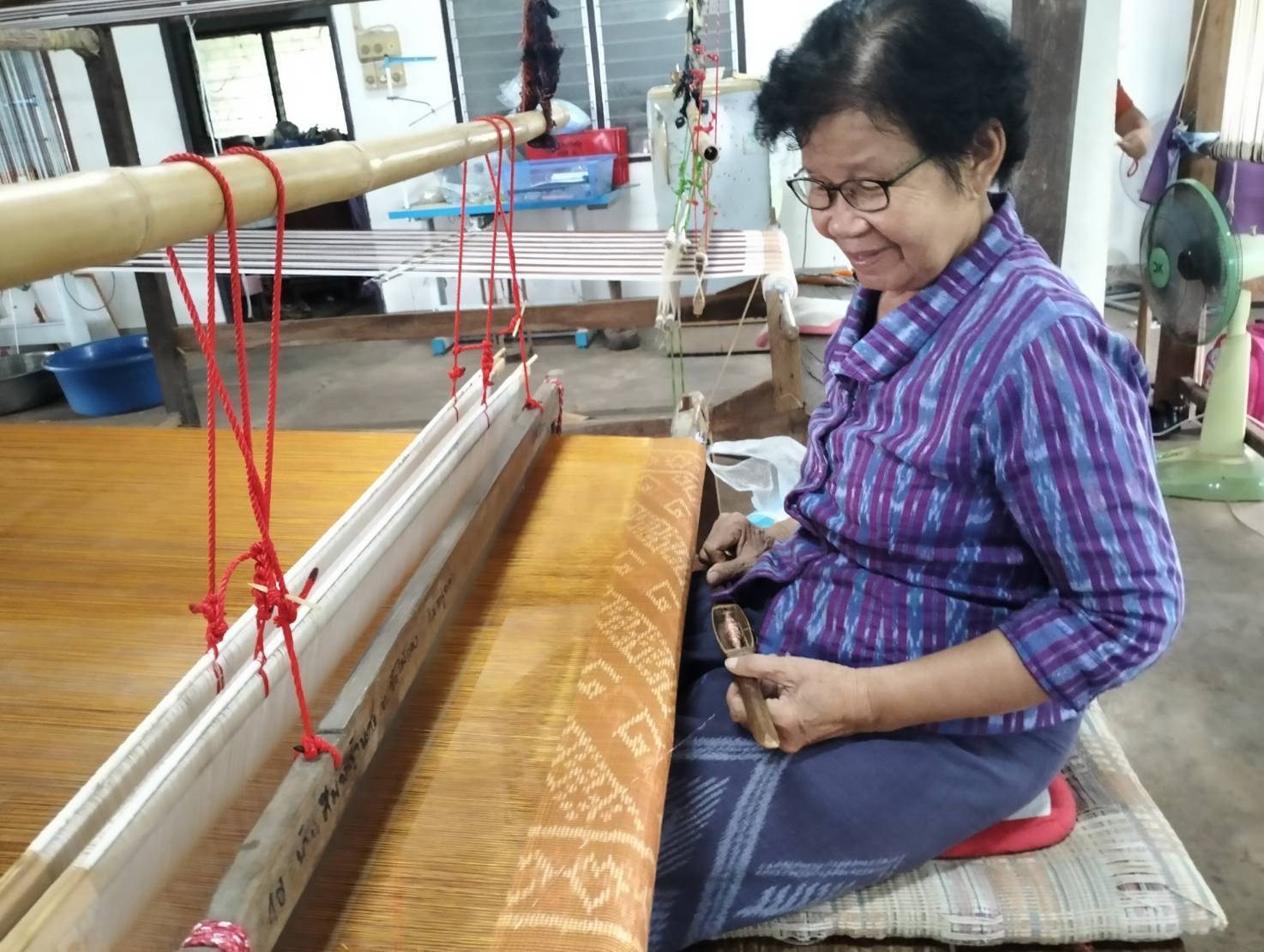 พช.หนองคาย ลงพื้นที่ติดตามความก้าวหน้าการดำเนินงานการรับสมัครกลุ่มทอผ้า และนำผ้าเข้าร่วมประกวดผ้าลายพระราชทาน “ผ้าลายสิริวชิราภรณ์” และงานหัตถกรรม ปี 2567