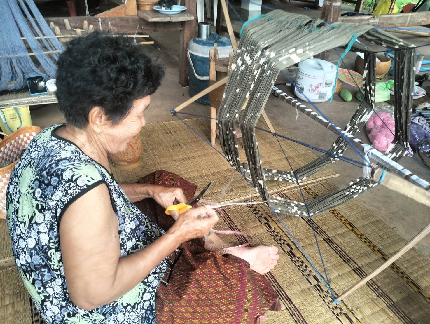 พช.หนองคาย ลงพื้นที่ติดตามความก้าวหน้าการดำเนินงานการรับสมัครกลุ่มทอผ้า และนำผ้าเข้าร่วมประกวดผ้าลายพระราชทาน “ผ้าลายสิริวชิราภรณ์” และงานหัตถกรรม ปี 2567