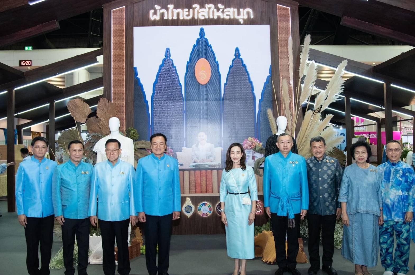 งานยิ่งใหญ่แห่งปี จังหวัดหนองคาย ร่วมพิธีเปิดงาน “ศิลปาชีพประทีปไทย OTOP หลอมดวงใจ ด้วยพระบารมี” ปี 2567
