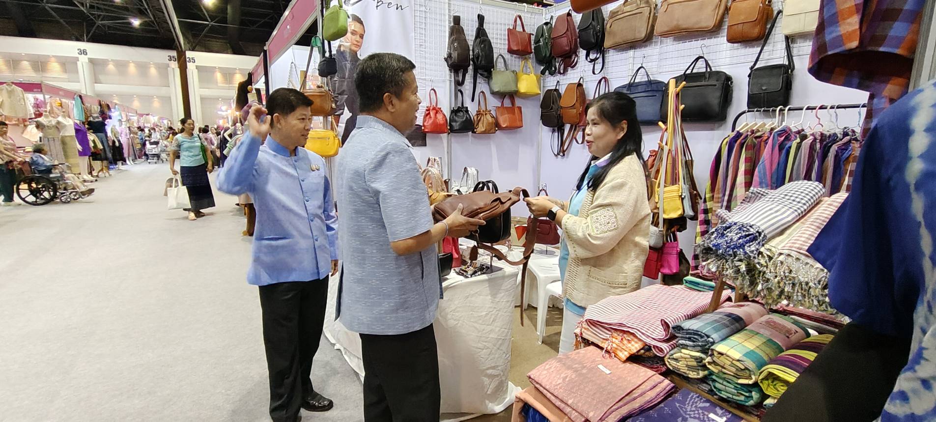 งานยิ่งใหญ่แห่งปี จังหวัดหนองคาย ร่วมพิธีเปิดงาน “ศิลปาชีพประทีปไทย OTOP หลอมดวงใจ ด้วยพระบารมี” ปี 2567