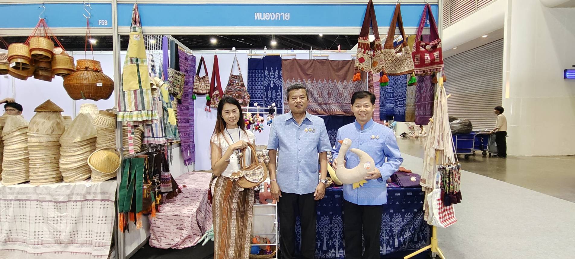 งานยิ่งใหญ่แห่งปี จังหวัดหนองคาย ร่วมพิธีเปิดงาน “ศิลปาชีพประทีปไทย OTOP หลอมดวงใจ ด้วยพระบารมี” ปี 2567