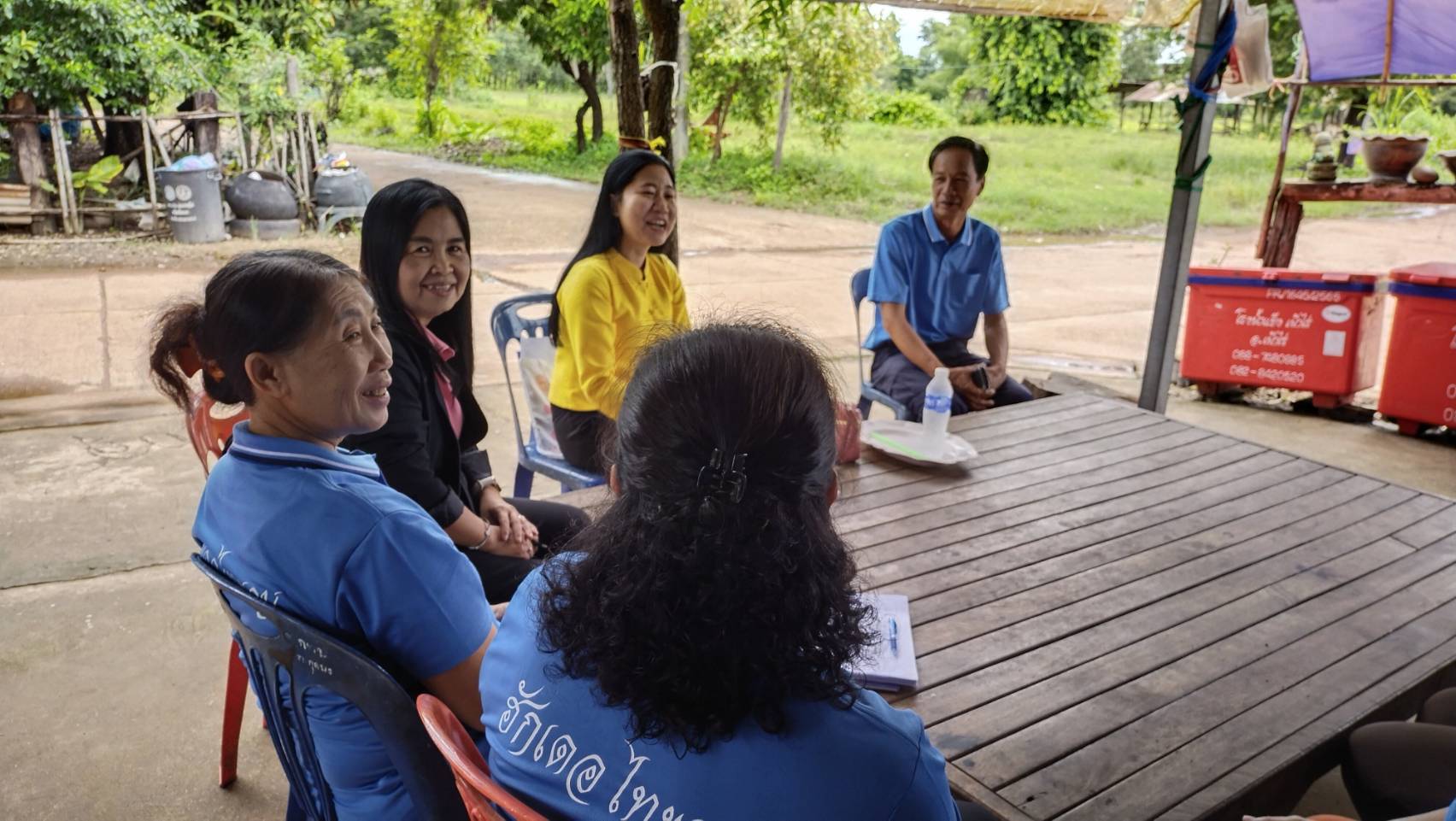 พช.หนองคาย ลงพื้นที่ติดตาม สนับสนุนแบบบูรณาการตามโครงการส่งเสริมการสร้างรายได้จากกิจการอาหารปลอดภัย ประจำปี 2567