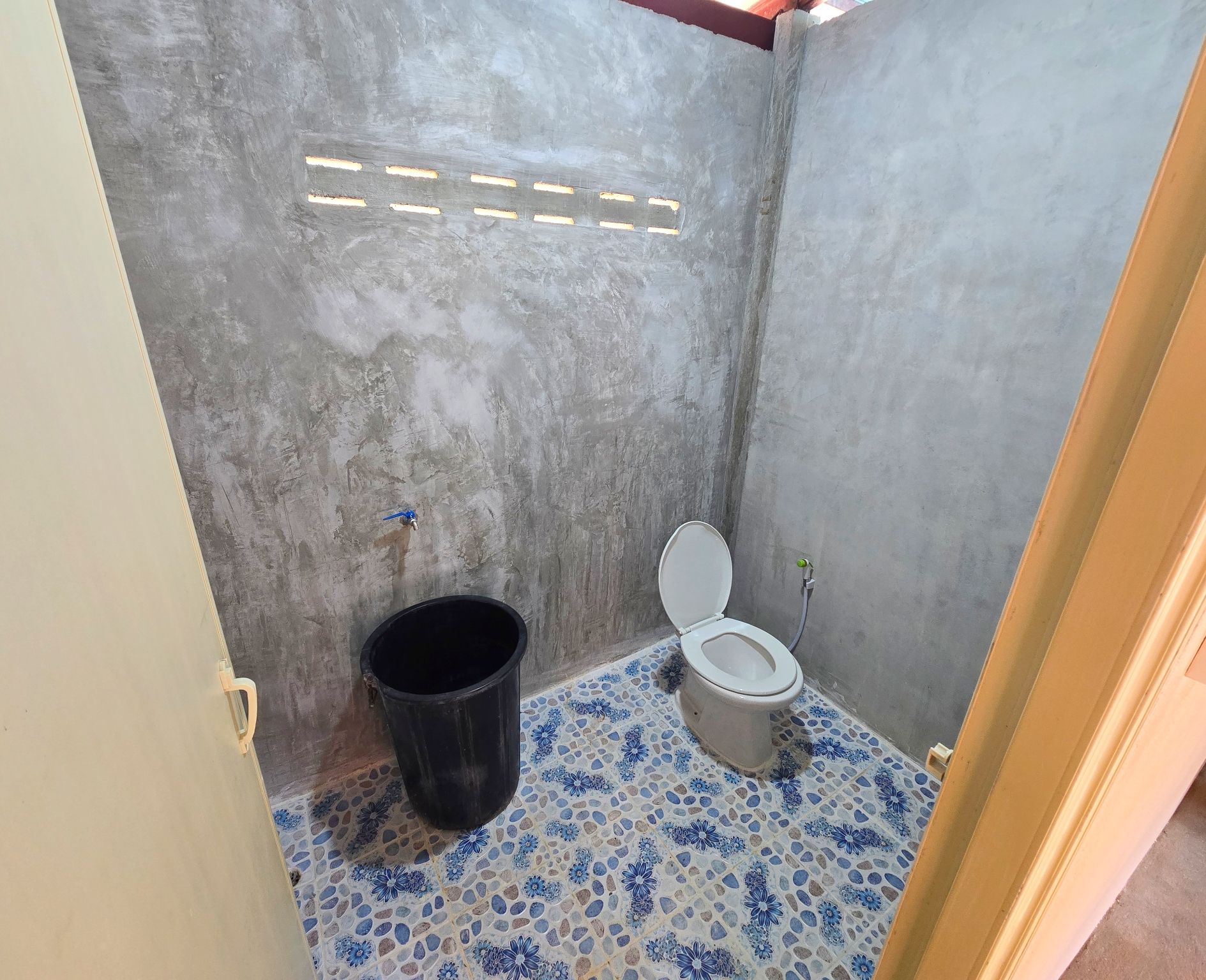 พช.หนองคาย ลงพื้นที่เตรียมความพร้อมพิธีมอบบ้านห่วงใยจากใจ GLO อำเภอสระใคร