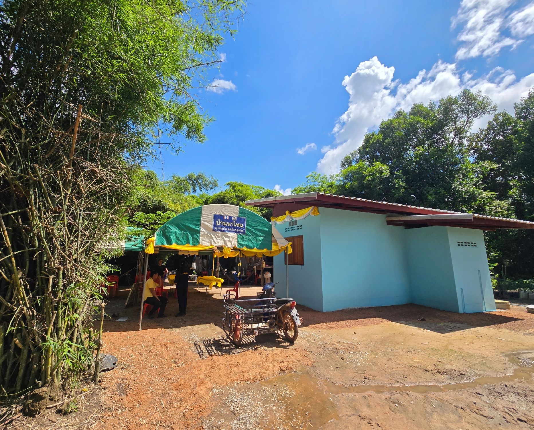 พช.หนองคาย ลงพื้นที่เตรียมความพร้อมพิธีมอบบ้านห่วงใยจากใจ GLO อำเภอสระใคร