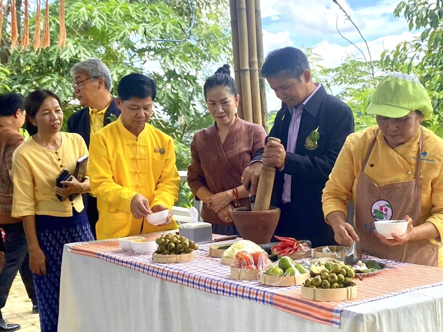 พช.หนองคาย ร่วมต้อนรับผู้ตรวจราชการสำนักนายกรัฐมนตรี เขตตรวจราชการที่ 10 พร้อมคณะ ลงพื้นที่ตรวจติดตาม การขับเคลื่อนนโยบาย Soft Power แหล่งท่องเที่ยวชุมชนบ้านเดื่อ