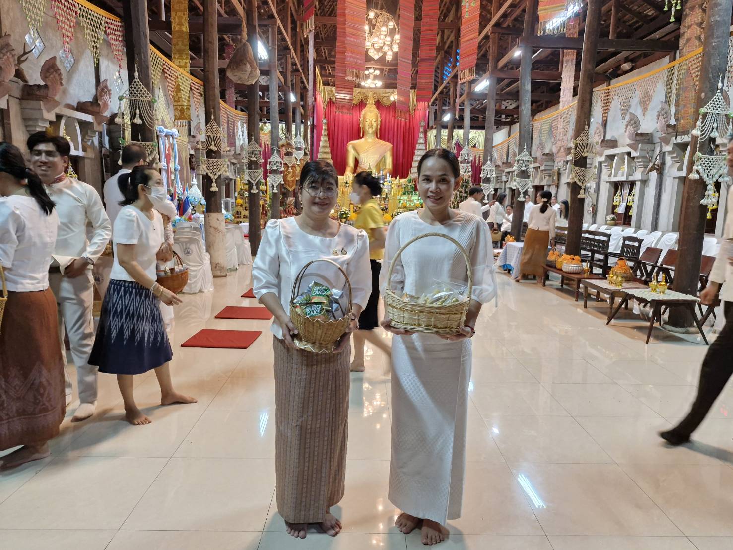พช.หนองคาย ร่วมโครงการเข้าวัดปฏิบัติธรรมวันธรรมะสวนะ ครอบครัวหิ้วตะกร้า ศรัทธาอิ่มบุญ อุดหนุนชุมชน