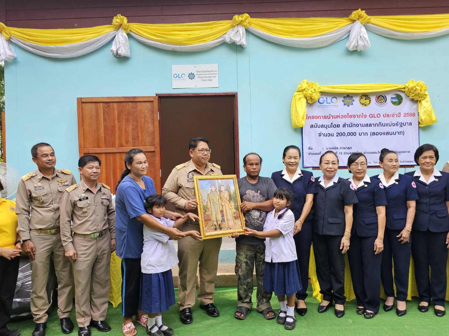 ผู้ว่าฯหนองคาย ขับเคลื่อนการขจัดความยากจน ส่งมอบบ้านห่วงใยจากใจ GLO ประจำปี 2566 ให้ครัวเรือนเป้าหมาย TPMAP อ.สระใคร