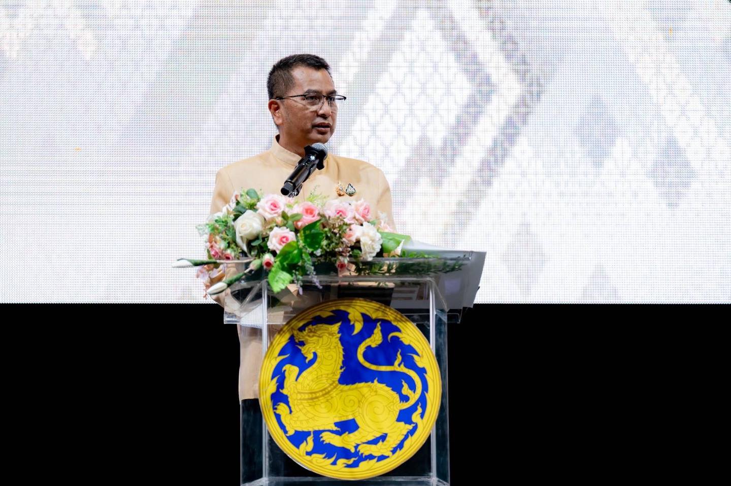 พช.หนองคาย ร่วมงานประกวดผ้าลายพระราชทาน “ผ้าลายสิริวชิราภรณ์” และงานหัตถกรรมระดับ ภาคตะวันออกฉียงเหนือ ตามโครงการส่งเสริมภูมิปัญญาและพัฒนาศักยภาพผ้าไทยและงานหัตถกรรม สู่การเป็นแฟชั่นแห่งความยั่งยืน