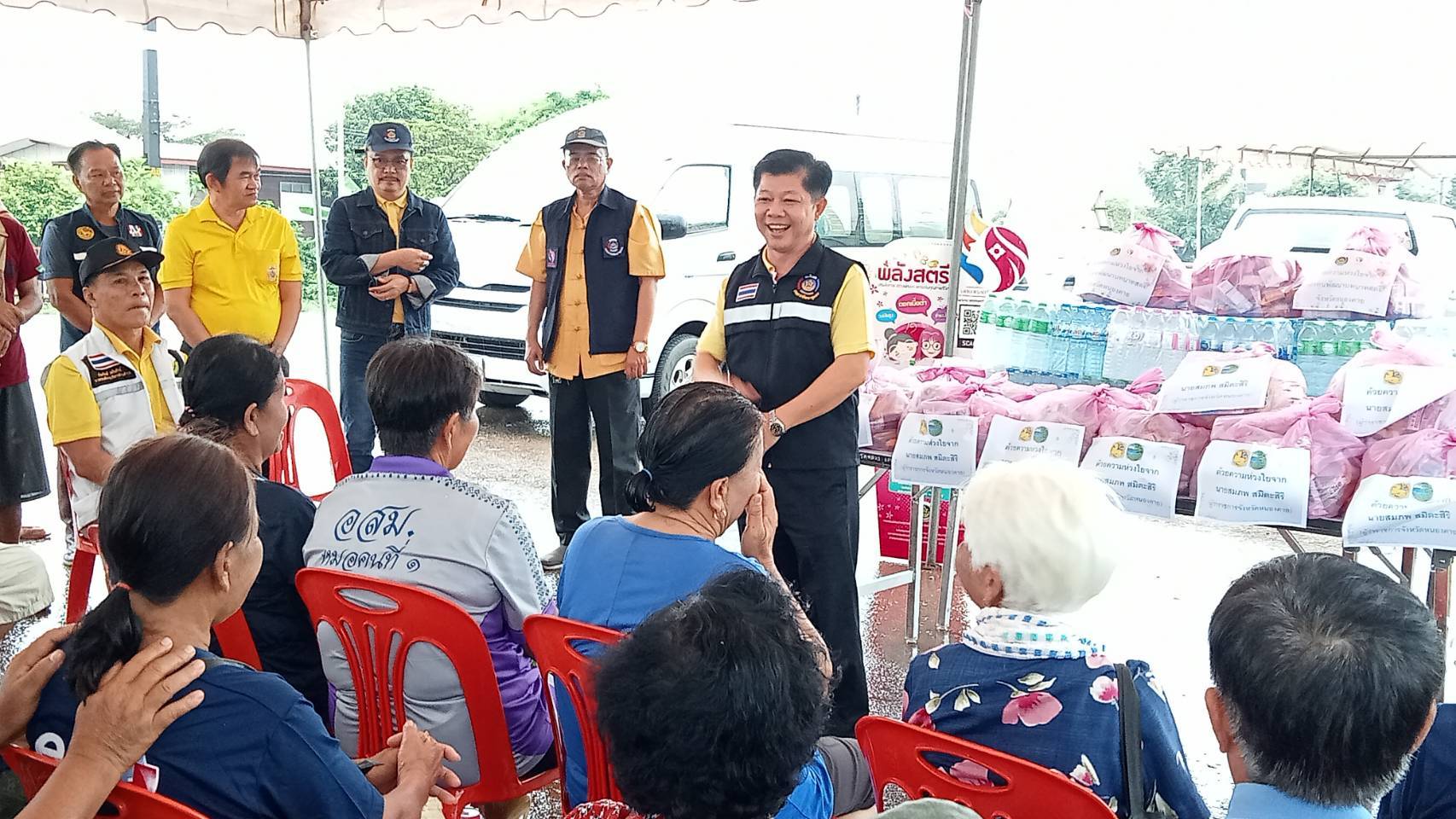 พช.หนองคาย ลงพื้นที่มอบสิ่งของธารน้ำใจ ให้กับประชาชน และสมาชิกกองทุนพัฒนาบทบาทสตรี ที่ประสบอุทกภัย ณ พื้นที่ อ.โพนพิสัย