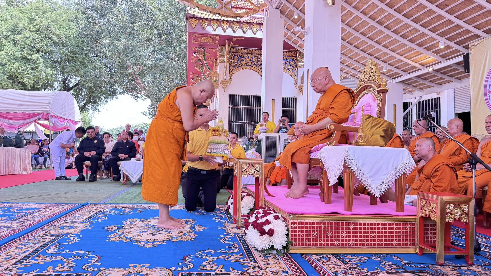 พช.หนองคาย ร่วมถวายการต้อนรับเจ้าประคุณ สมเด็จพระมหาธีราจารย์ อธิบดีสงฆ์วัดพระเชตุพนวิมลมังคลารามราชวรมหาวิหาร เดินทางมาปฏิบัติศาสนกิจ ตรวจเยี่ยมและถวายกัปปิยภัณฑ์ให้กับวัดที่ประสบอุทกภัย ณ วัดโพธิ์ชัย พระอารามหลวง