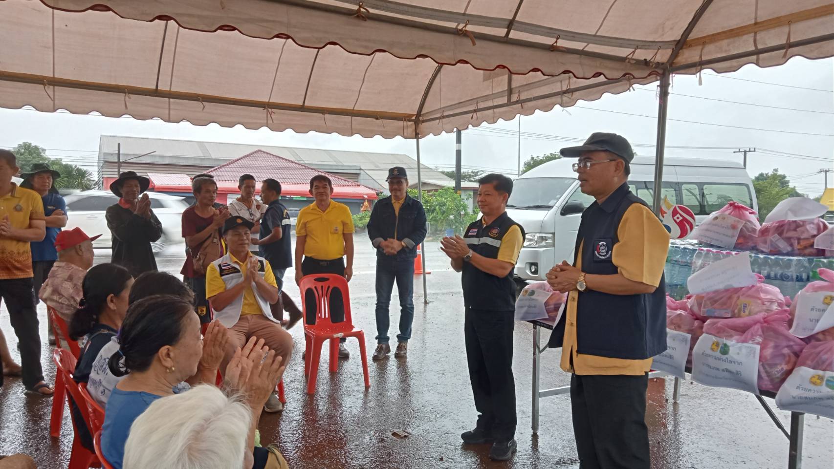 พช.หนองคาย ลงพื้นที่มอบสิ่งของธารน้ำใจ ให้กับประชาชน และสมาชิกกองทุนพัฒนาบทบาทสตรี ที่ประสบอุทกภัย ณ พื้นที่ อ.โพนพิสัย