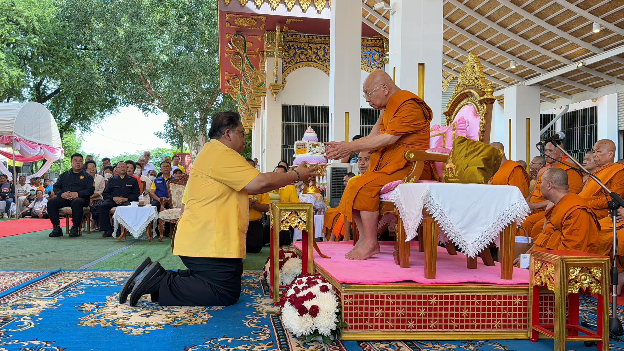 พช.หนองคาย ร่วมถวายการต้อนรับเจ้าประคุณ สมเด็จพระมหาธีราจารย์ อธิบดีสงฆ์วัดพระเชตุพนวิมลมังคลารามราชวรมหาวิหาร เดินทางมาปฏิบัติศาสนกิจ ตรวจเยี่ยมและถวายกัปปิยภัณฑ์ให้กับวัดที่ประสบอุทกภัย ณ วัดโพธิ์ชัย พระอารามหลวง