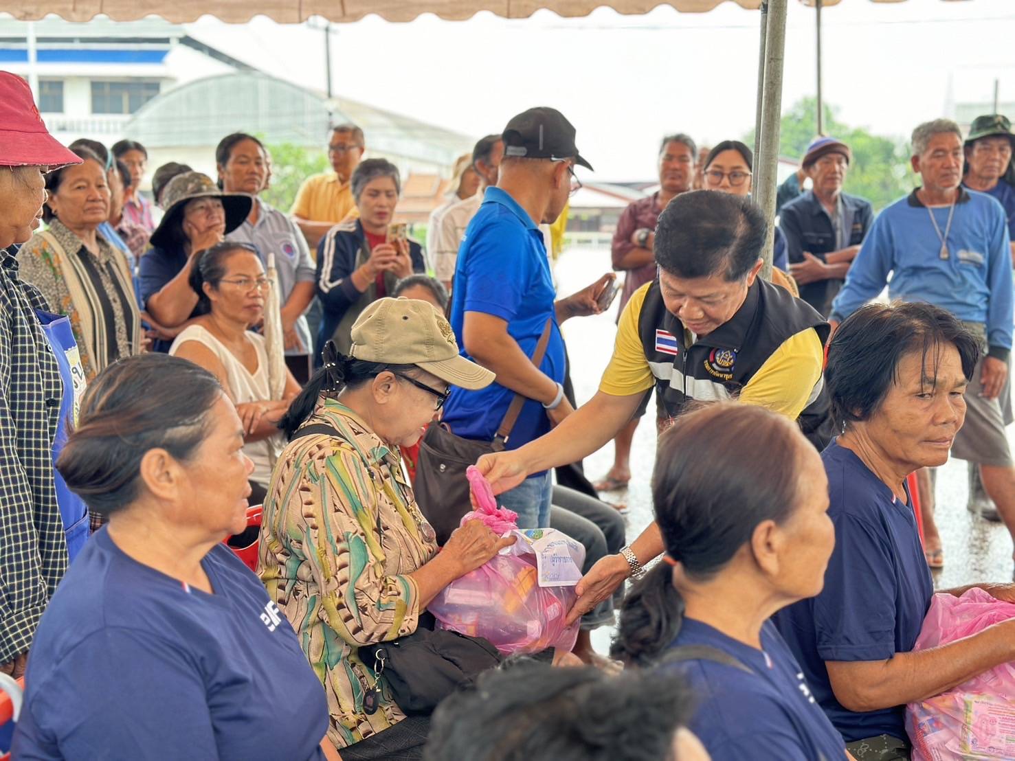 พช.หนองคาย ลงพื้นที่มอบสิ่งของธารน้ำใจ ให้กับประชาชน และสมาชิกกองทุนพัฒนาบทบาทสตรี ที่ประสบอุทกภัย ณ พื้นที่ อ.โพนพิสัย