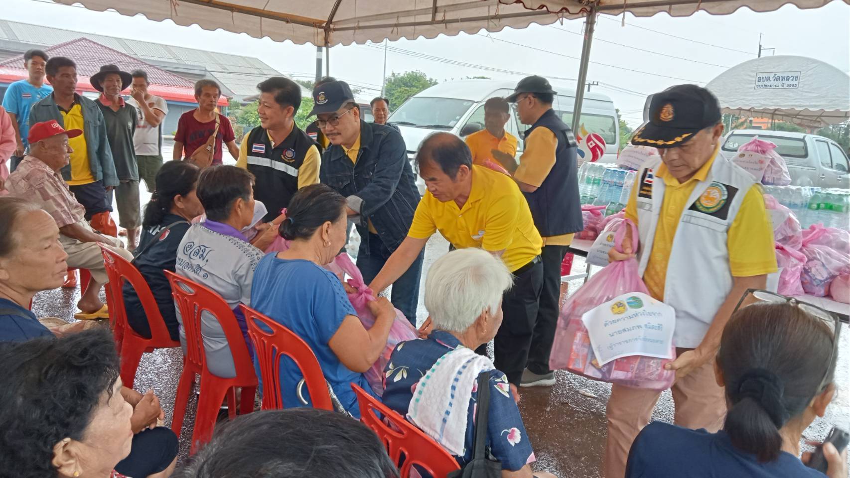 พช.หนองคาย ลงพื้นที่มอบสิ่งของธารน้ำใจ ให้กับประชาชน และสมาชิกกองทุนพัฒนาบทบาทสตรี ที่ประสบอุทกภัย ณ พื้นที่ อ.โพนพิสัย