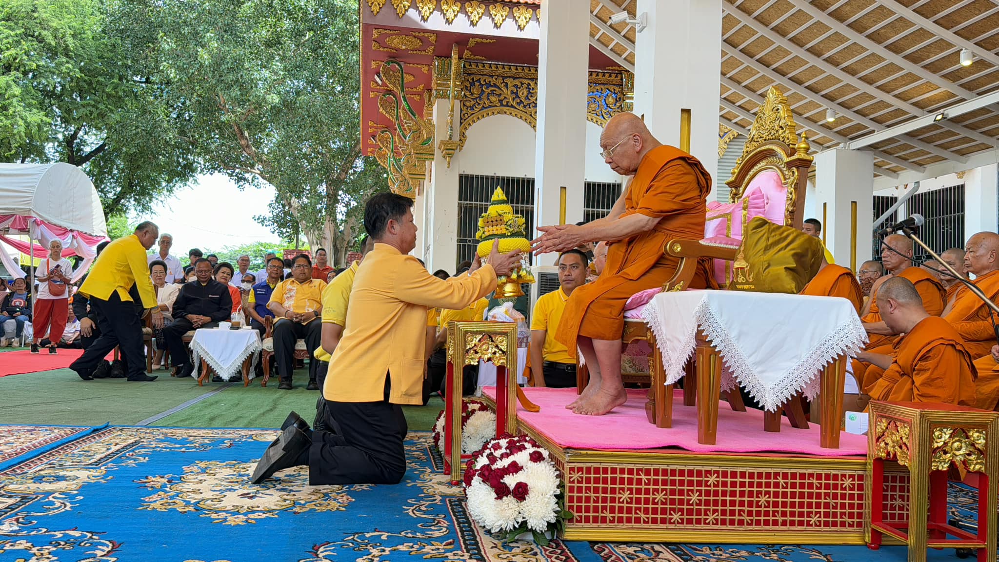 พช.หนองคาย ร่วมถวายการต้อนรับเจ้าประคุณ สมเด็จพระมหาธีราจารย์ อธิบดีสงฆ์วัดพระเชตุพนวิมลมังคลารามราชวรมหาวิหาร เดินทางมาปฏิบัติศาสนกิจ ตรวจเยี่ยมและถวายกัปปิยภัณฑ์ให้กับวัดที่ประสบอุทกภัย ณ วัดโพธิ์ชัย พระอารามหลวง