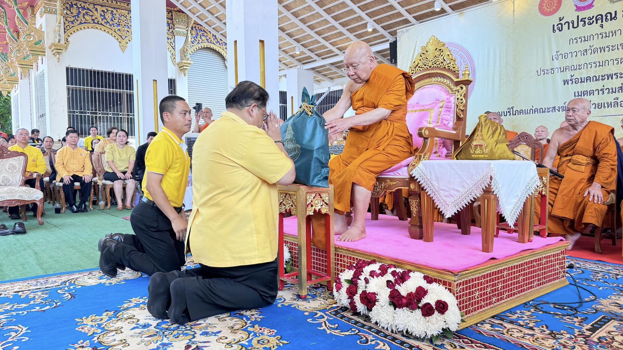 พช.หนองคาย ร่วมถวายการต้อนรับเจ้าประคุณ สมเด็จพระมหาธีราจารย์ อธิบดีสงฆ์วัดพระเชตุพนวิมลมังคลารามราชวรมหาวิหาร เดินทางมาปฏิบัติศาสนกิจ ตรวจเยี่ยมและถวายกัปปิยภัณฑ์ให้กับวัดที่ประสบอุทกภัย ณ วัดโพธิ์ชัย พระอารามหลวง