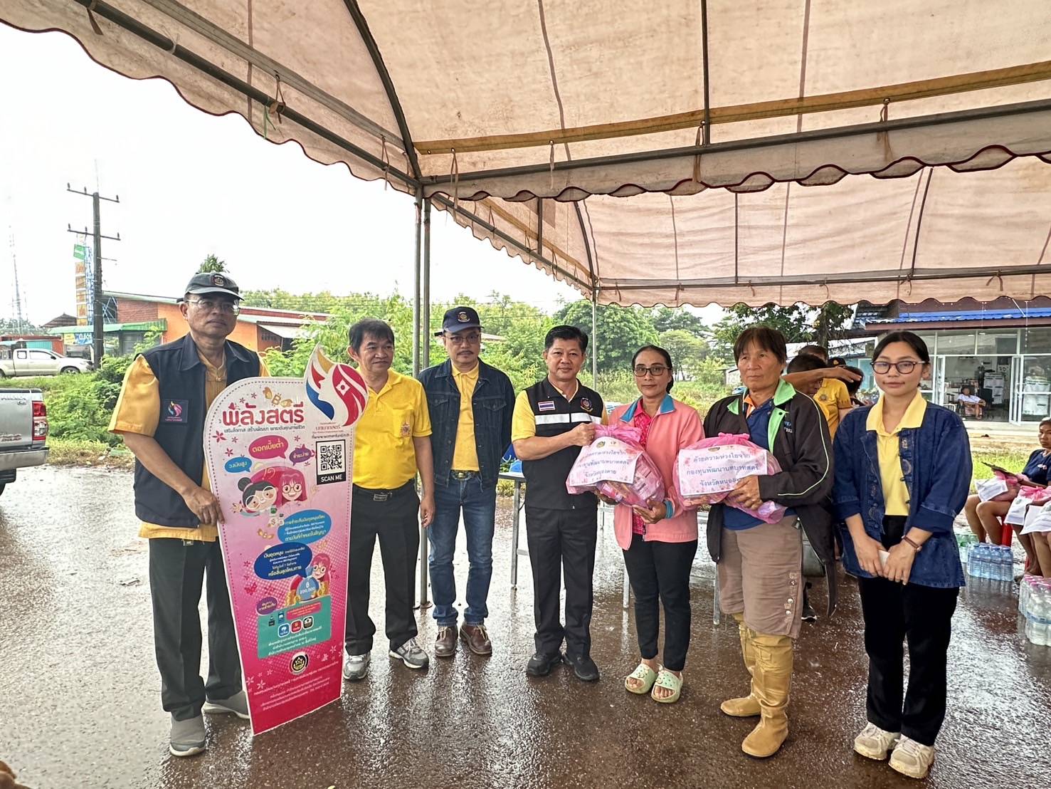 พช.หนองคาย ลงพื้นที่มอบสิ่งของธารน้ำใจ ให้กับประชาชน และสมาชิกกองทุนพัฒนาบทบาทสตรี ที่ประสบอุทกภัย ณ พื้นที่ อ.โพนพิสัย