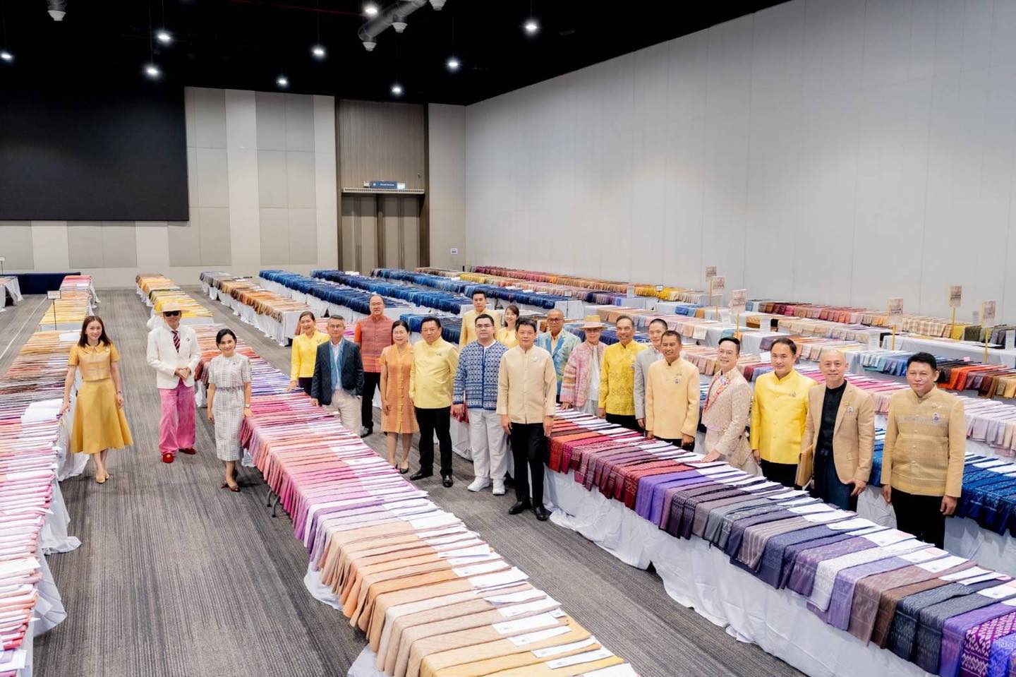 พช.หนองคาย ร่วมงานประกวดผ้าลายพระราชทาน “ผ้าลายสิริวชิราภรณ์” และงานหัตถกรรมระดับ ภาคตะวันออกฉียงเหนือ ตามโครงการส่งเสริมภูมิปัญญาและพัฒนาศักยภาพผ้าไทยและงานหัตถกรรม สู่การเป็นแฟชั่นแห่งความยั่งยืน