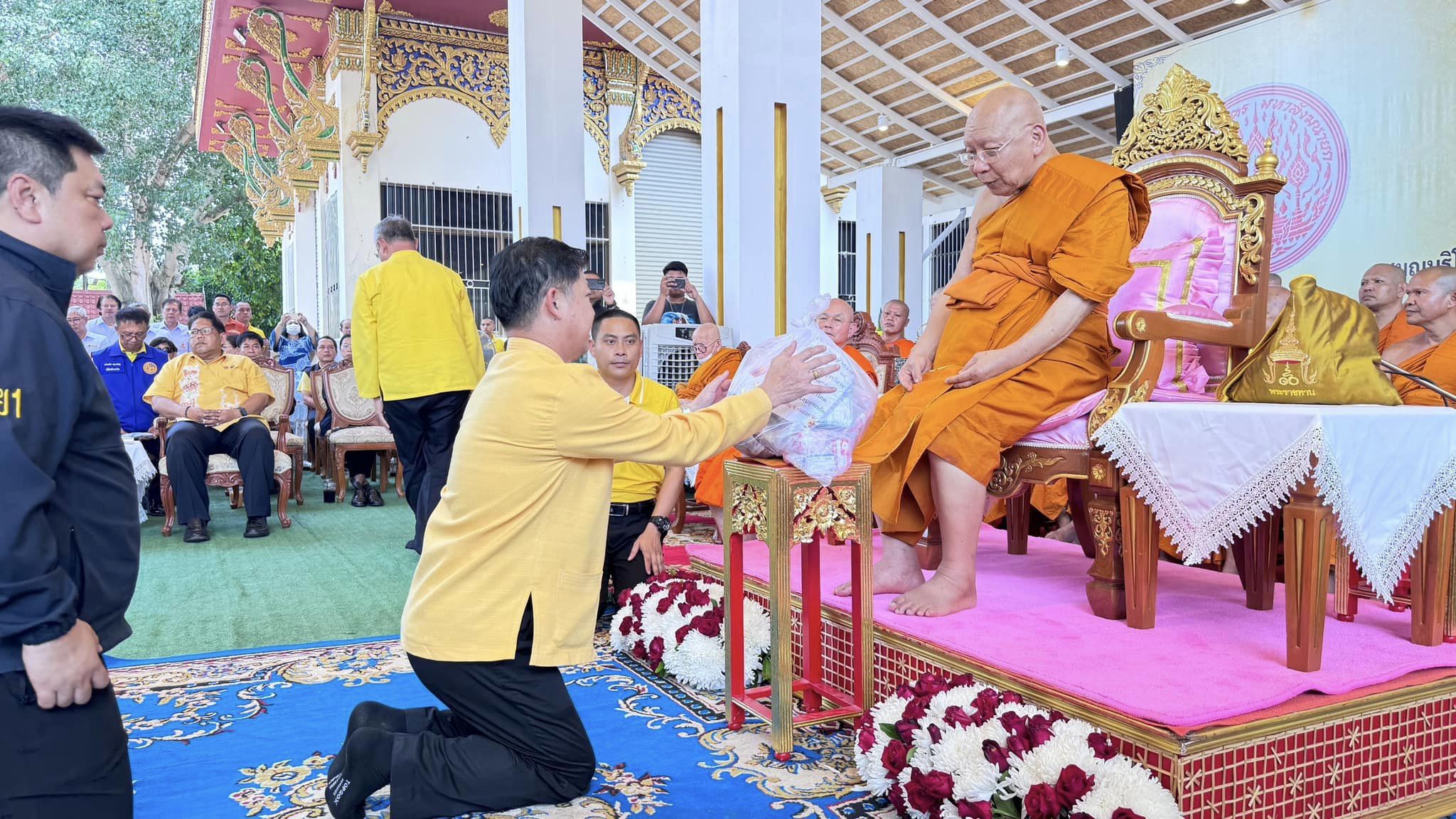 พช.หนองคาย ร่วมถวายการต้อนรับเจ้าประคุณ สมเด็จพระมหาธีราจารย์ อธิบดีสงฆ์วัดพระเชตุพนวิมลมังคลารามราชวรมหาวิหาร เดินทางมาปฏิบัติศาสนกิจ ตรวจเยี่ยมและถวายกัปปิยภัณฑ์ให้กับวัดที่ประสบอุทกภัย ณ วัดโพธิ์ชัย พระอารามหลวง