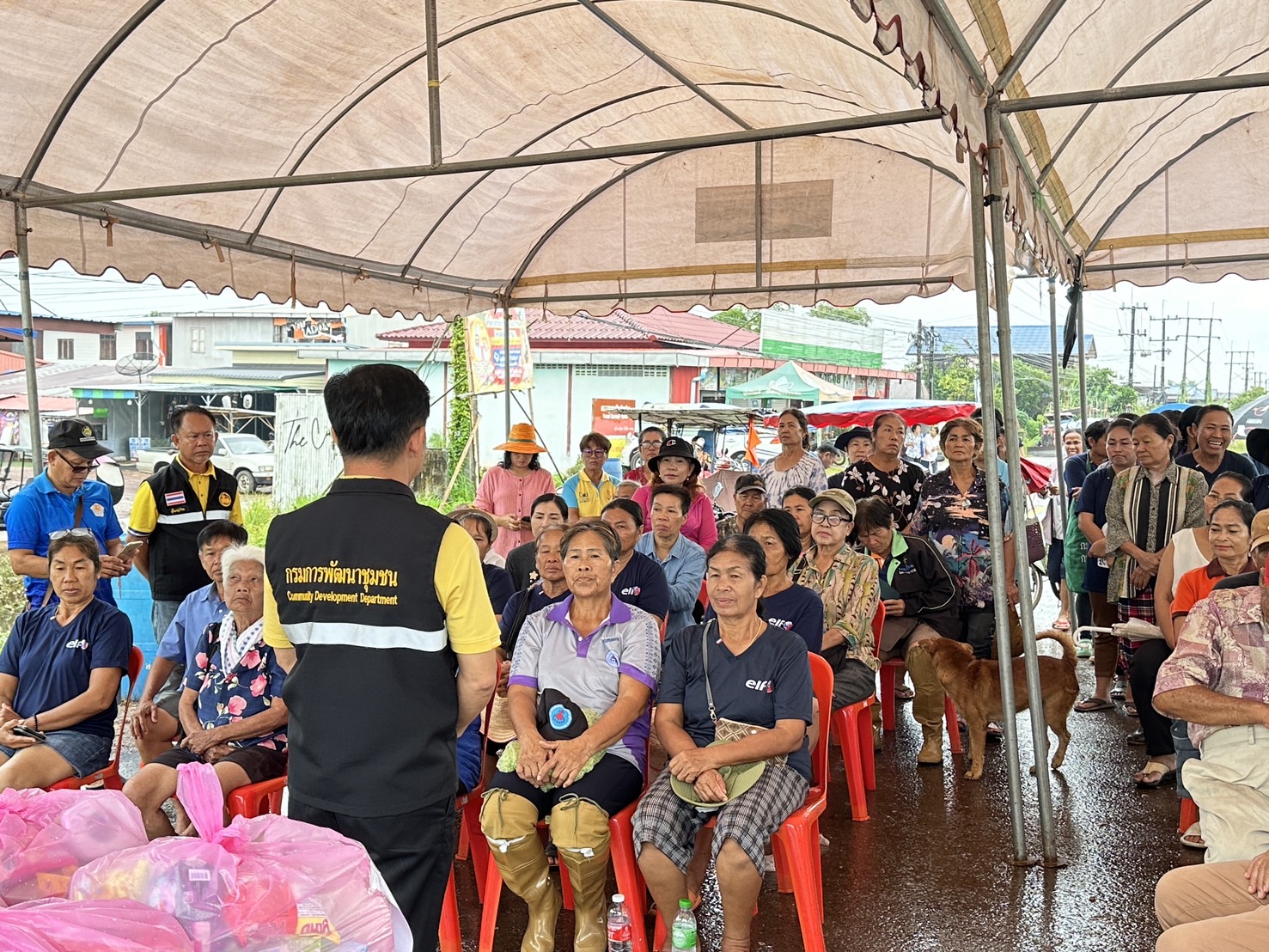 พช.หนองคาย ลงพื้นที่มอบสิ่งของธารน้ำใจ ให้กับประชาชน และสมาชิกกองทุนพัฒนาบทบาทสตรี ที่ประสบอุทกภัย ณ พื้นที่ อ.โพนพิสัย