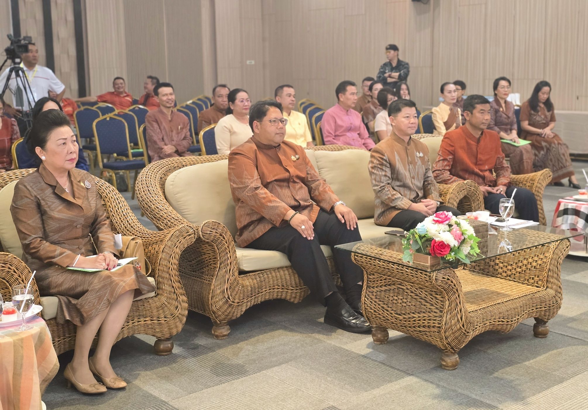 จังหวัดหนองคาย เตรียมจัดงาน OTOP เชื่อมสัมพันธ์ไทย-ลาว ยกทัพสินค้าเด่นหนองคาย-กลุ่ม จ.สบายดี-ส.ป.ป.ลาว จัดแสดงและจำหน่ายในงาน “ฮักกัน มั่นแก่น ค้าขายร่วมกัน สานสัมพันธ์ สองแผ่นดิน”