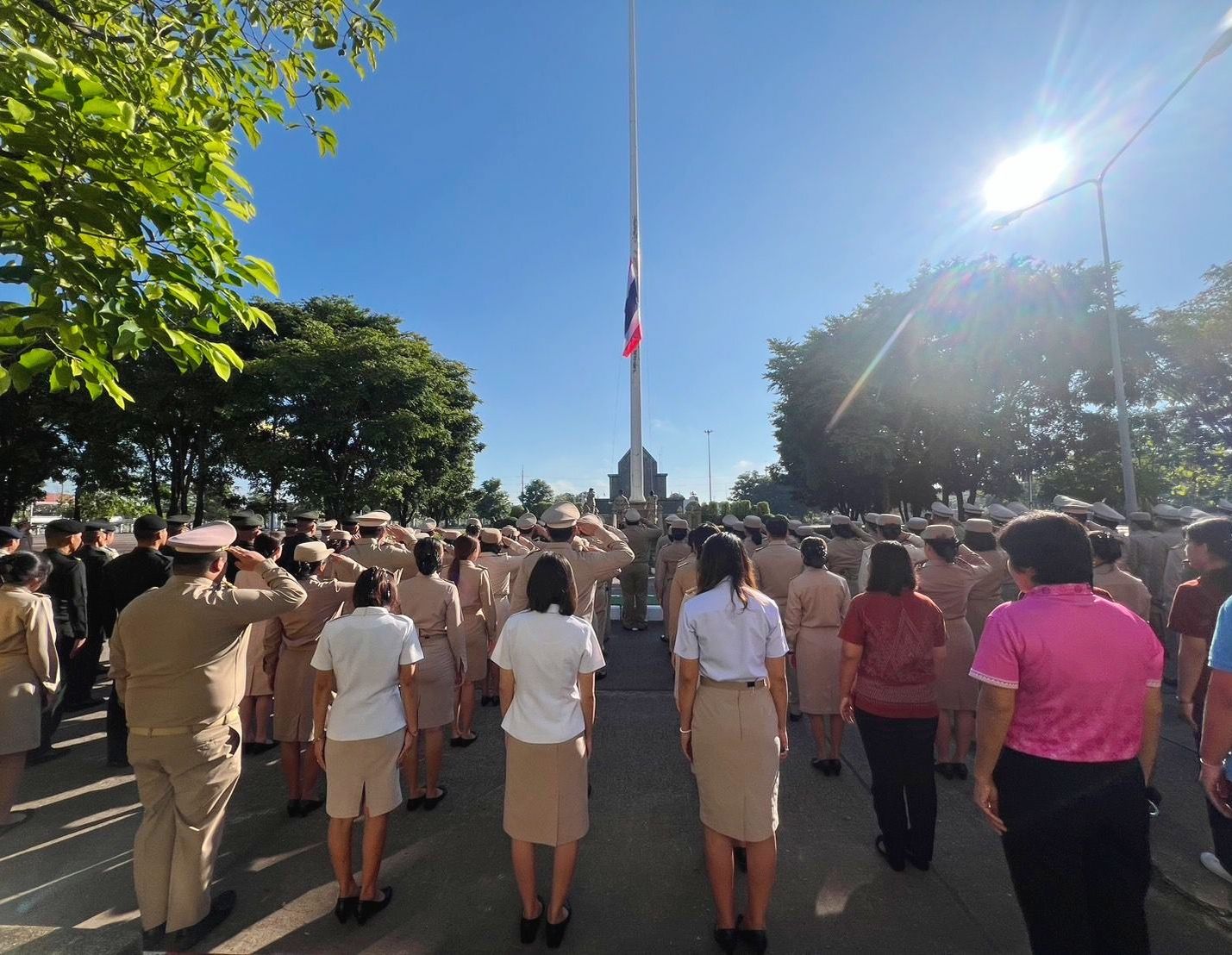 สำนักงานพัฒนาชุมชนจังหวัดหนองคาย ร่วมกิจกรรมเนื่องในวันพระราชทานธงชาติไทย 28 กันยายน (Thai National Flag Day) ประจำปี 2567