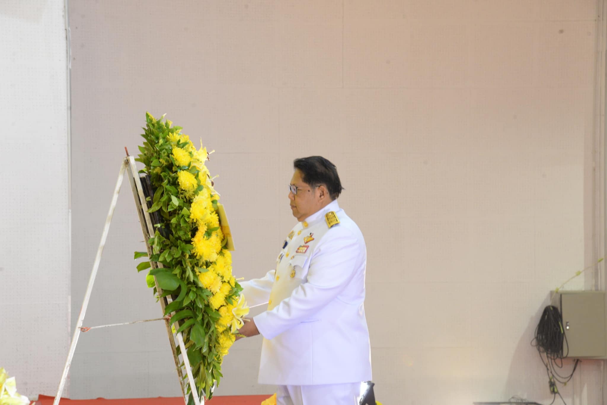 พช.หนองคาย ร่วมพิธีวางพวงมาลาและถวายราชสดุดี เนื่องในวันนวมินทรมหาราช ประจำปีพุทธศักราช 2567