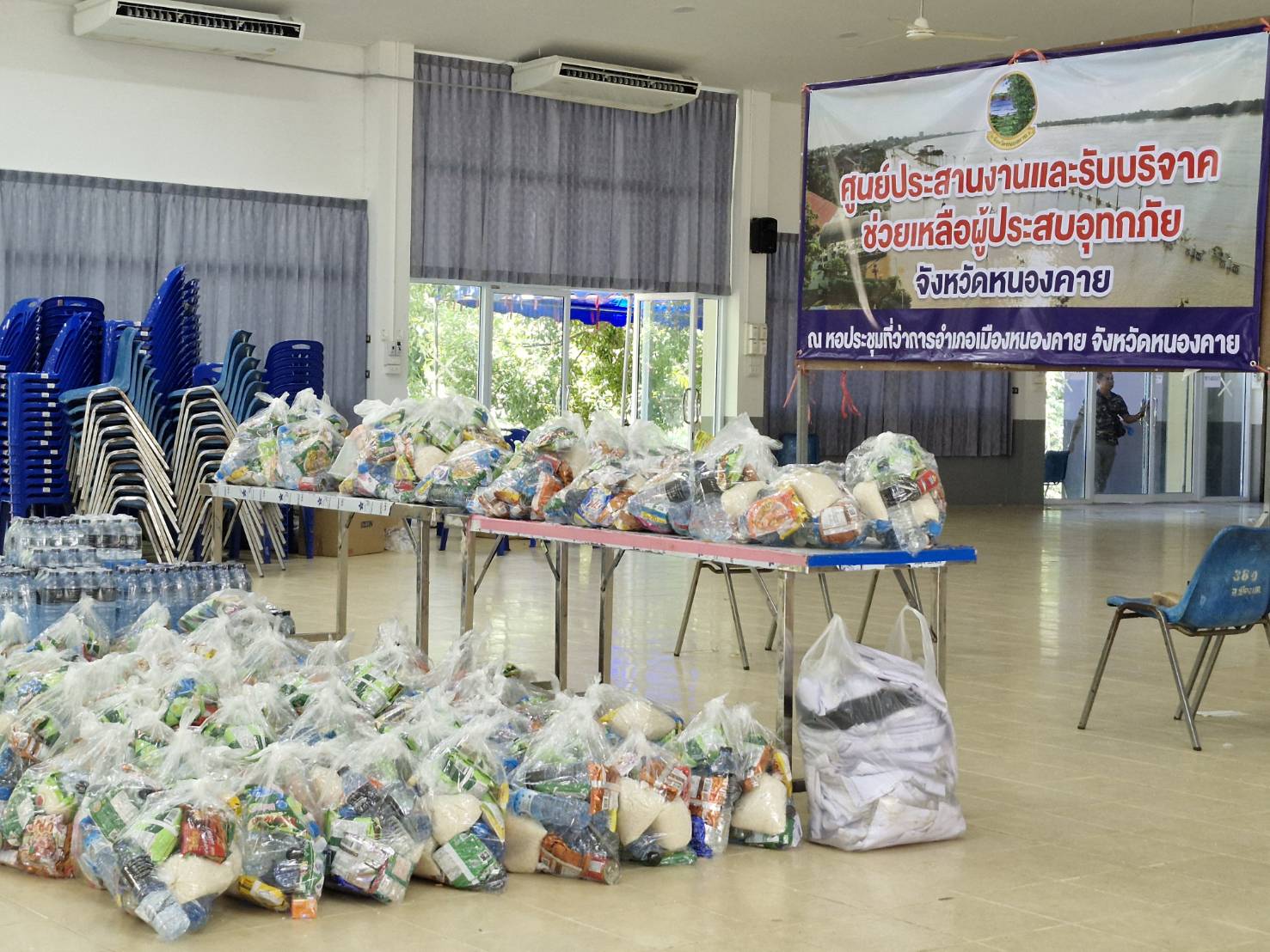 พช.หนองคาย ร่วมกับชมรมฟุตบอลวาริชภูมิ ร.ร.อนุบาลวาริชภูมิ และเครือข่าย OTOP จ.หนองคาย ให้การสนับสนุนและร่วมบริจาคเพื่อช่วยเหลือผู้ประสบอุทกภัยในพื้นที่จังหวัดหนองคาย
