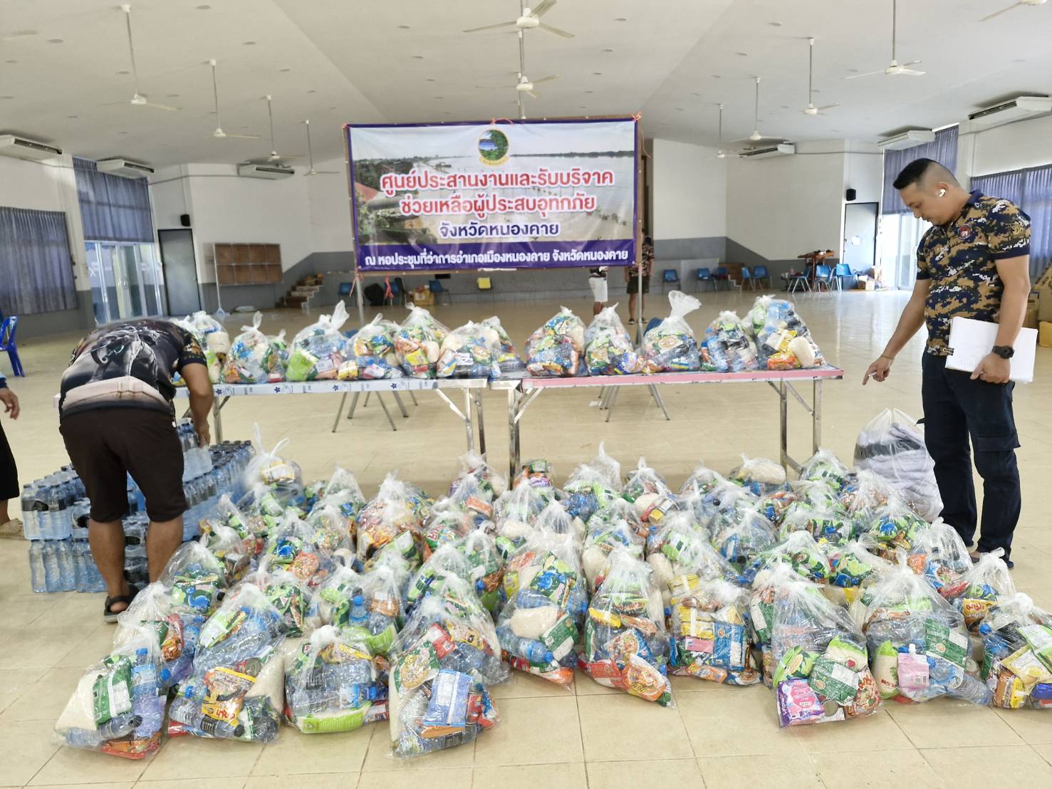 พช.หนองคาย ร่วมกับชมรมฟุตบอลวาริชภูมิ ร.ร.อนุบาลวาริชภูมิ และเครือข่าย OTOP จ.หนองคาย ให้การสนับสนุนและร่วมบริจาคเพื่อช่วยเหลือผู้ประสบอุทกภัยในพื้นที่จังหวัดหนองคาย