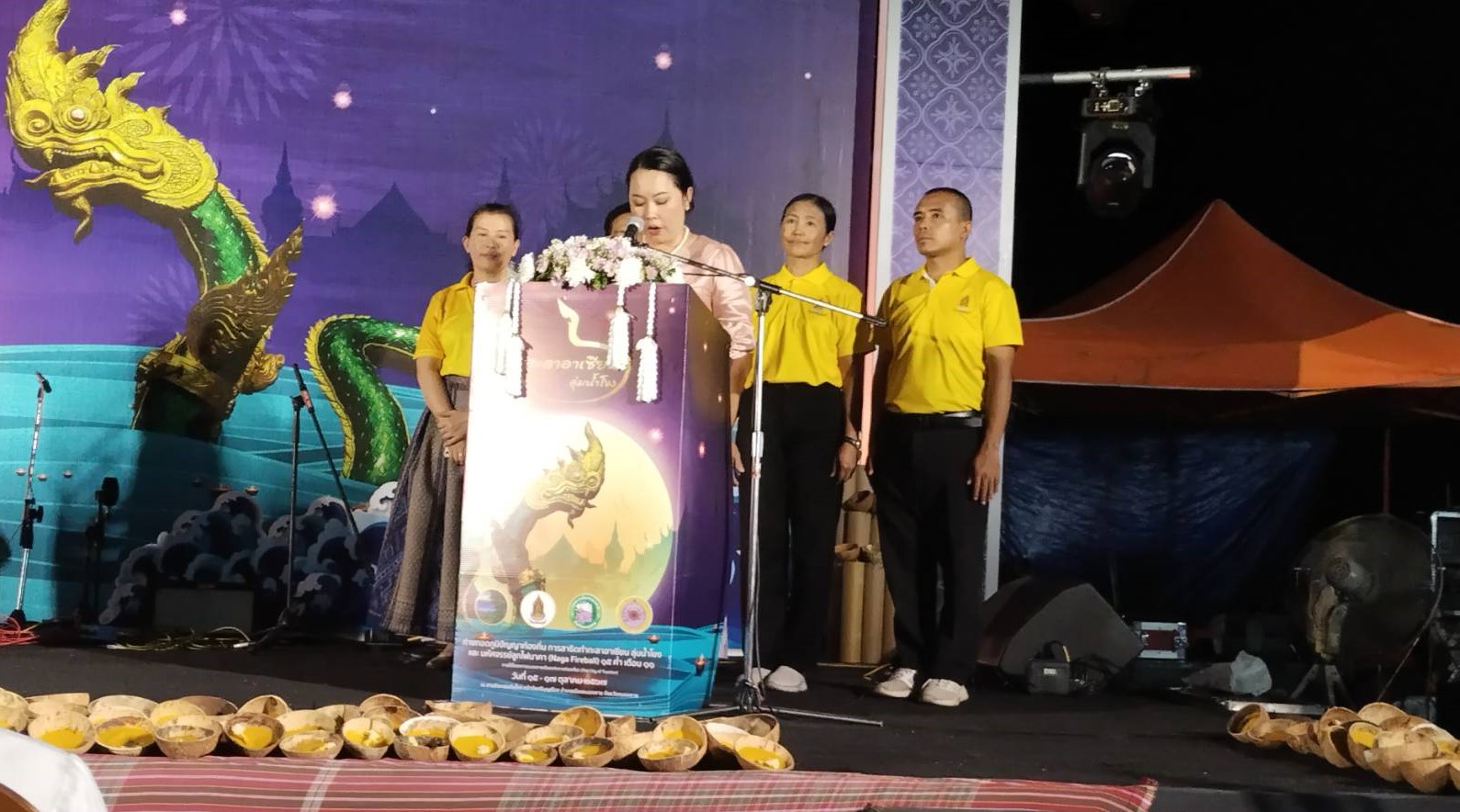พช.หนองคาย ร่วมพิธีเปิดกิจกรรมถ่ายทอดภูมิปัญญาท้องถิ่นการสาธิตทำกะลาอาเซียนลุ่มน้ำโขง ในงานประเพณีออกพรรษาและบั้งไฟพญานาคโลก ประจำปีงบประมาณ พ.ศ. 2567