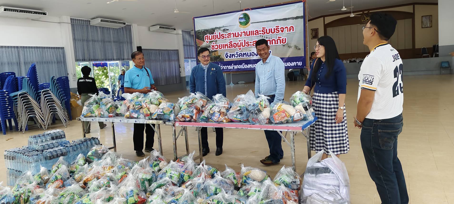 พช.หนองคาย ร่วมกับชมรมฟุตบอลวาริชภูมิ ร.ร.อนุบาลวาริชภูมิ และเครือข่าย OTOP จ.หนองคาย ให้การสนับสนุนและร่วมบริจาคเพื่อช่วยเหลือผู้ประสบอุทกภัยในพื้นที่จังหวัดหนองคาย