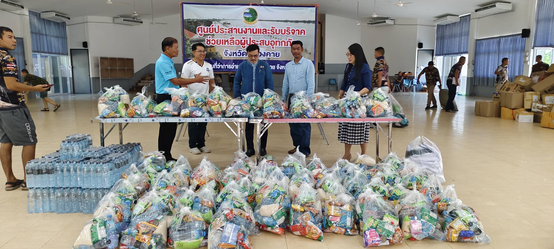 พช.หนองคาย ร่วมกับชมรมฟุตบอลวาริชภูมิ ร.ร.อนุบาลวาริชภูมิ และเครือข่าย OTOP จ.หนองคาย ให้การสนับสนุนและร่วมบริจาคเพื่อช่วยเหลือผู้ประสบอุทกภัยในพื้นที่จังหวัดหนองคาย