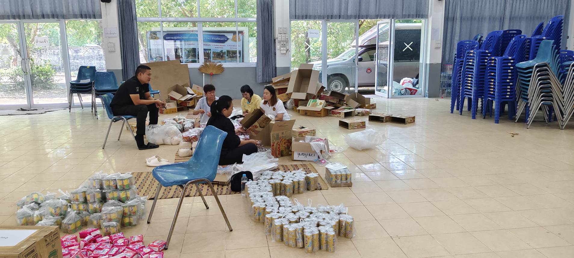 พช.หนองคาย ร่วมกับชมรมฟุตบอลวาริชภูมิ ร.ร.อนุบาลวาริชภูมิ และเครือข่าย OTOP จ.หนองคาย ให้การสนับสนุนและร่วมบริจาคเพื่อช่วยเหลือผู้ประสบอุทกภัยในพื้นที่จังหวัดหนองคาย