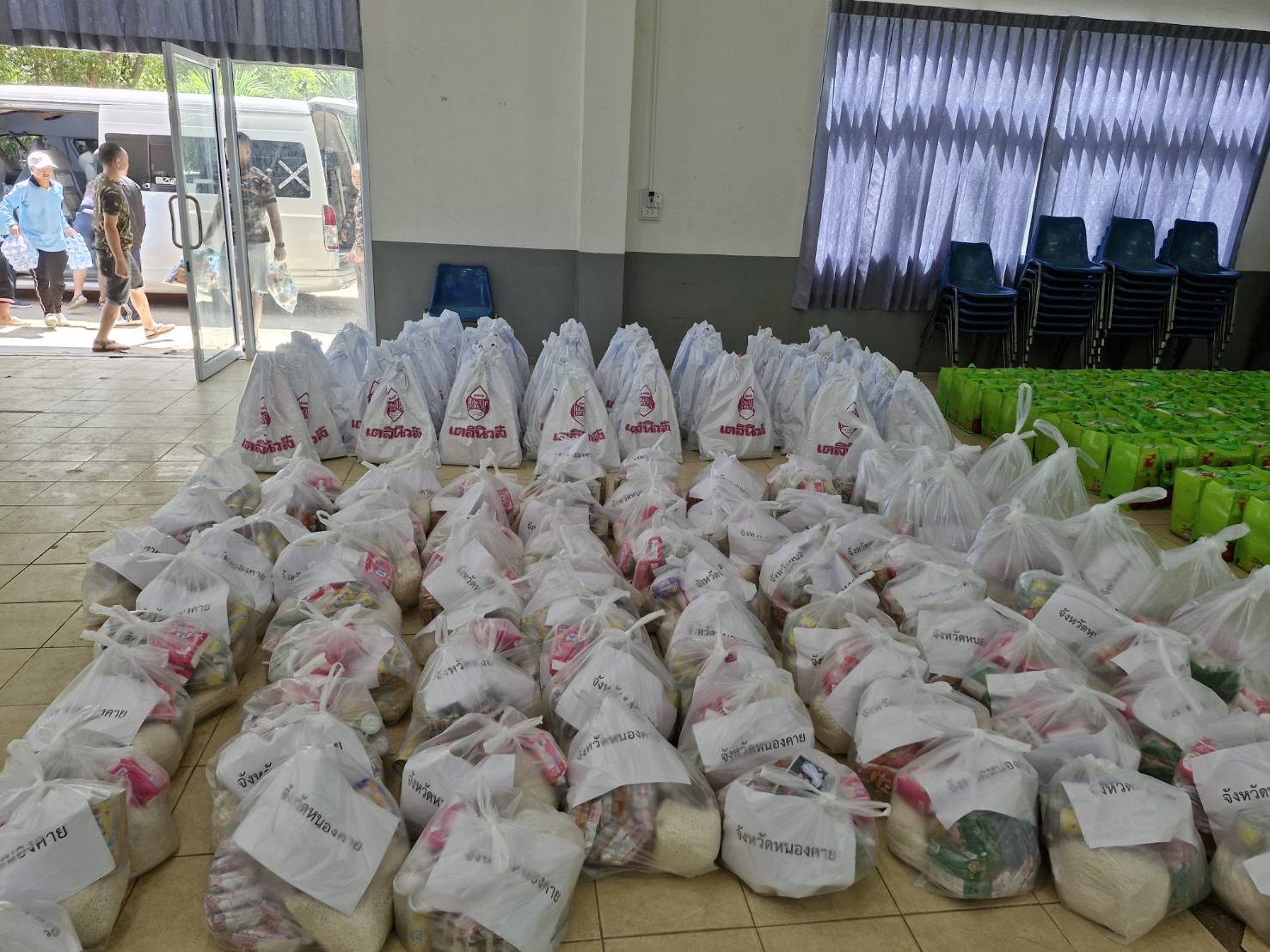 พช.หนองคาย ร่วมกับชมรมฟุตบอลวาริชภูมิ ร.ร.อนุบาลวาริชภูมิ และเครือข่าย OTOP จ.หนองคาย ให้การสนับสนุนและร่วมบริจาคเพื่อช่วยเหลือผู้ประสบอุทกภัยในพื้นที่จังหวัดหนองคาย