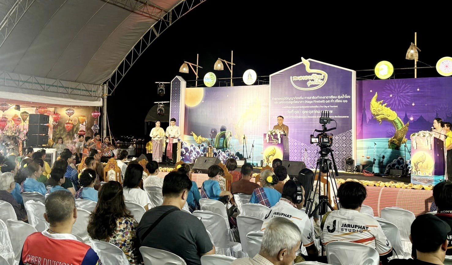 พช.หนองคาย ร่วมพิธีเปิดกิจกรรมถ่ายทอดภูมิปัญญาท้องถิ่นการสาธิตทำกะลาอาเซียนลุ่มน้ำโขง ในงานประเพณีออกพรรษาและบั้งไฟพญานาคโลก ประจำปีงบประมาณ พ.ศ. 2567